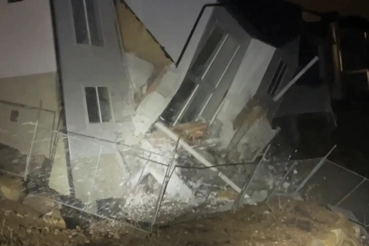 Hai ngoi nha nam tren suon doi do sap trong tich tac-Hinh-2