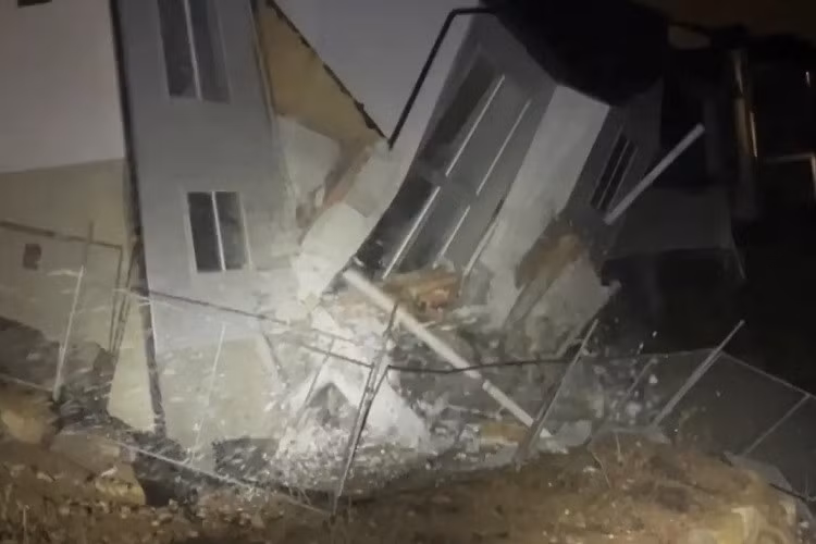 Hai ngoi nha nam tren suon doi do sap trong tich tac-Hinh-2