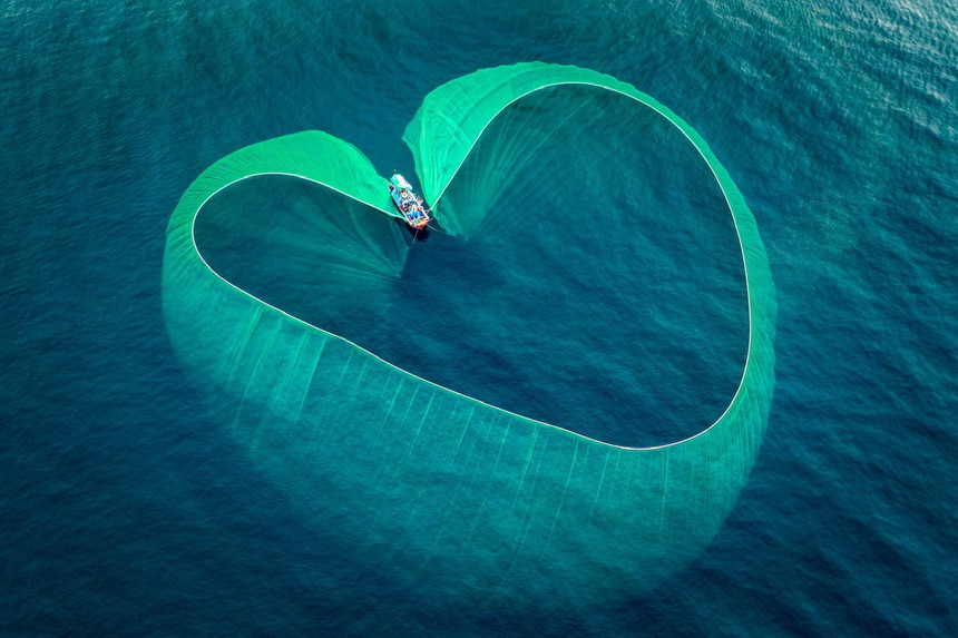 Quăng lưới đánh bắt cá cơm tại ngư trường Hòn Yến, Phú Yên. Vào mùa, ngư dân tỏa ra khu vực biển gần bờ để đánh bắt, khung cảnh quăng lưới nhìn từ trên cao thường mang lại nhiều cảm xúc thú vị.