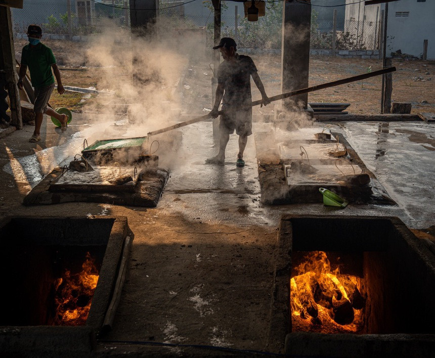 Sau khi ngâm muối, cá được cho vào các lò hấp khoảng 5 phút rồi đem phơi tầm 4-5 tiếng, sau đó được chọn lọc, đóng gói thành phẩm bán ra thị trường và xuất khẩu.