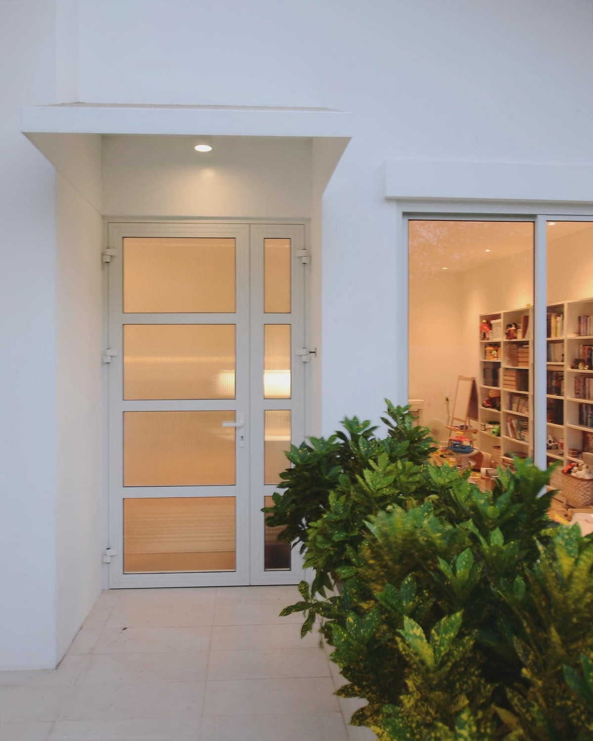 Căn nhà của gia đình chị Híu Huỳnh (TP.HCM) được cải tạo dựa trên nền một ngôi nhà cũ, xây dựng cách đây 15 năm. Gia đình chị chọn sơn tường trắng cho cả trong và ngoài nhà. Gia đình không chủ trương trang trí nhà cửa theo một phong cách nhất định mà theo đuổi phong cách hợp nhất với lối sống của mình. Đồ trang trí trong nhà là cả một quá trình chọn lựa tỉ mỉ của hai vợ chồng. Mỗi góc trong ngôi nhà thể hiện tính cách cá nhân khá rõ, chỗ nào của ba, chỗ nào của mẹ, chỗ nào của con… các thành viên được tôn trọng riêng tư.