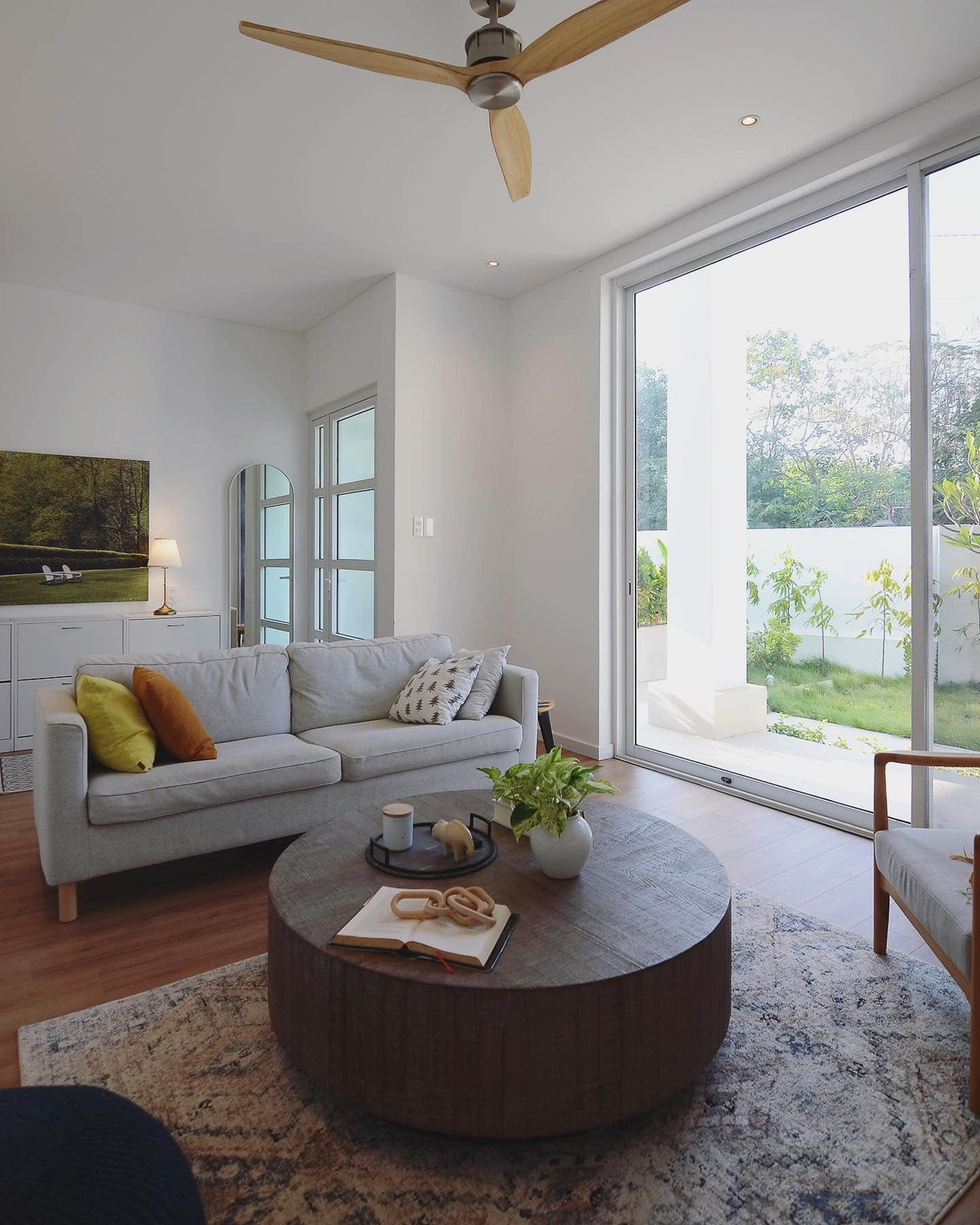 Phòng khách nhìn ra sân vườn lộng gió.