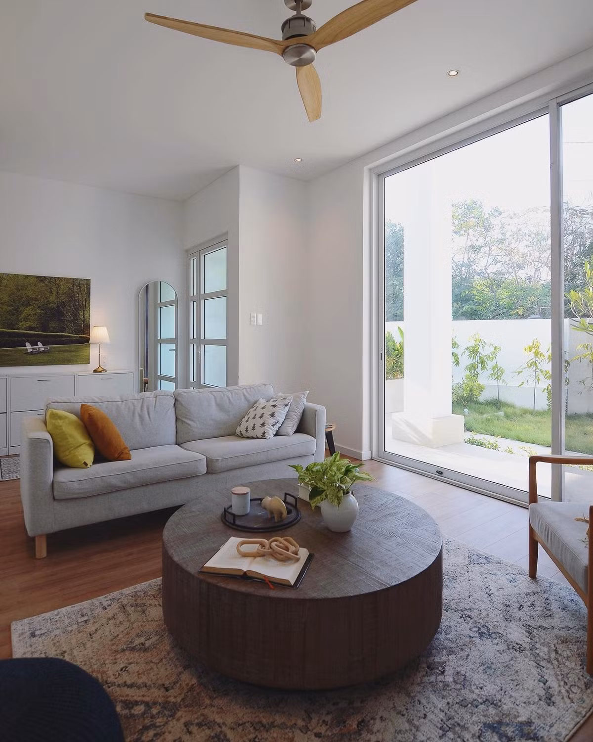 Phòng khách nhìn ra sân vườn lộng gió.