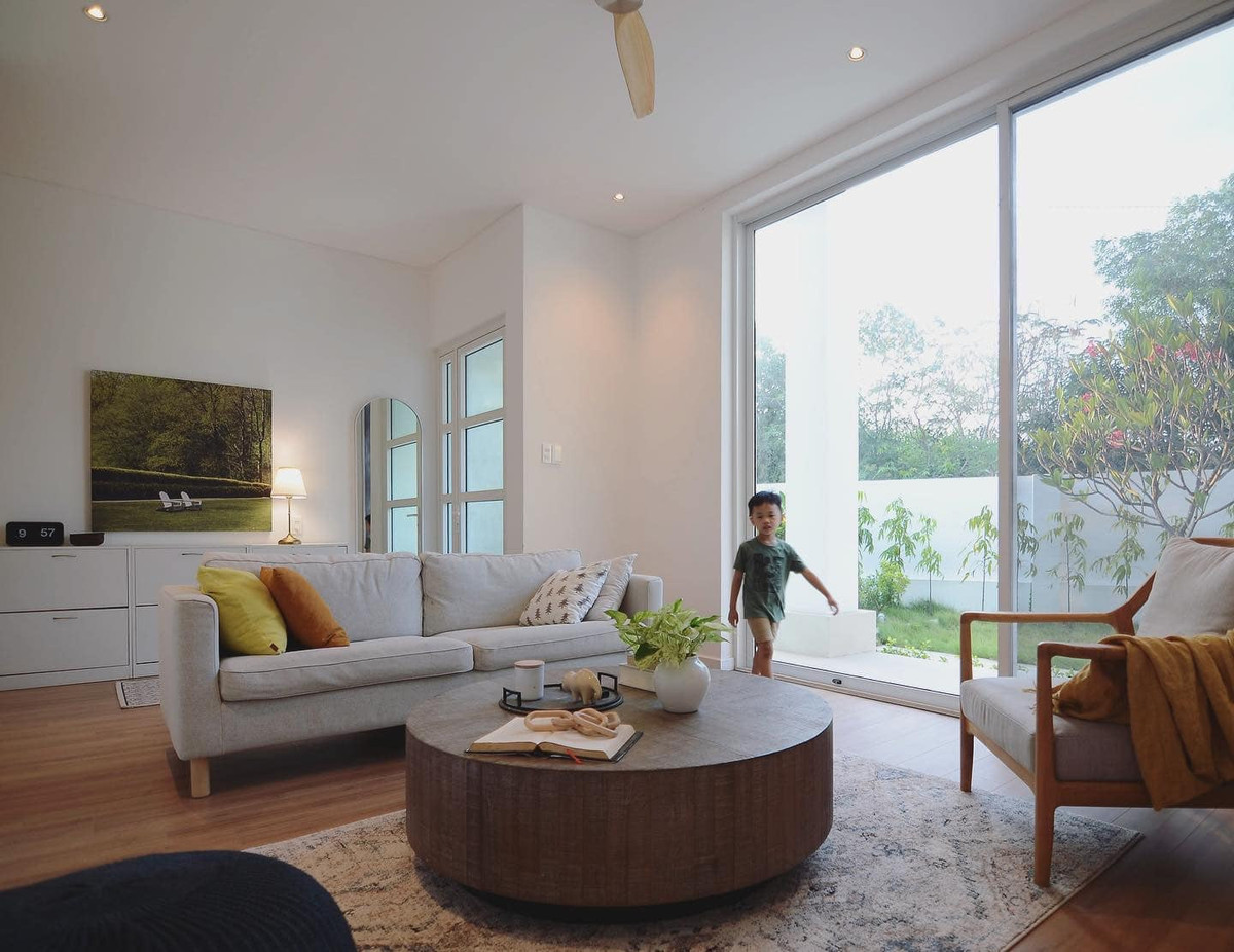 Bàn trà tròn rộng, tiện nghi với họa tiết vân gỗ.