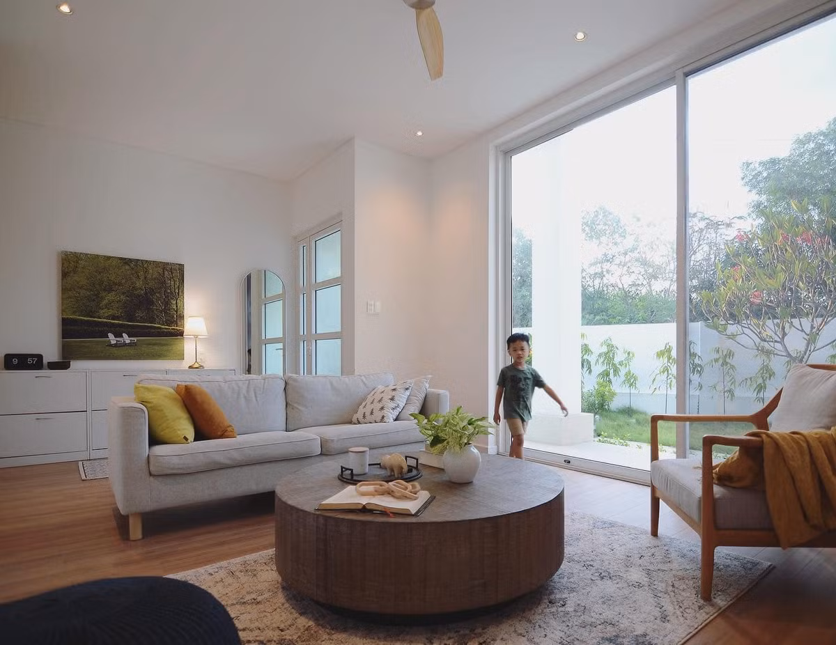 Bàn trà tròn rộng, tiện nghi với họa tiết vân gỗ.