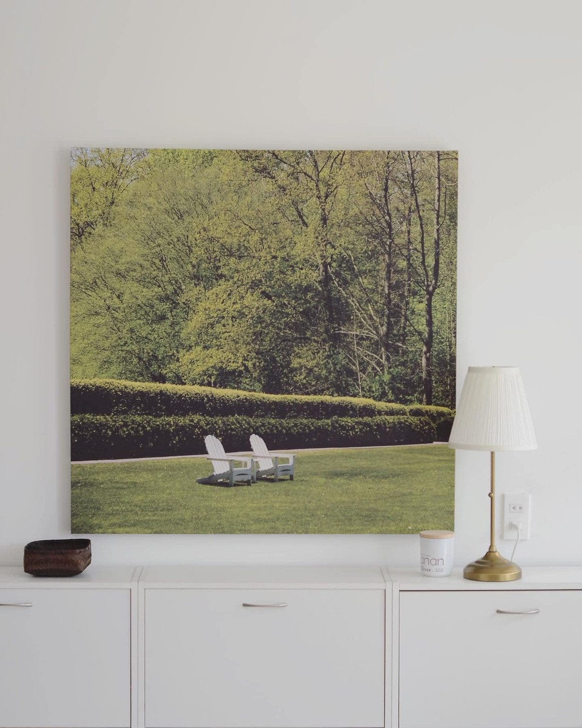 Bức tranh phong cảnh màu xanh nổi bật trên sắc trắng của sơn tường.