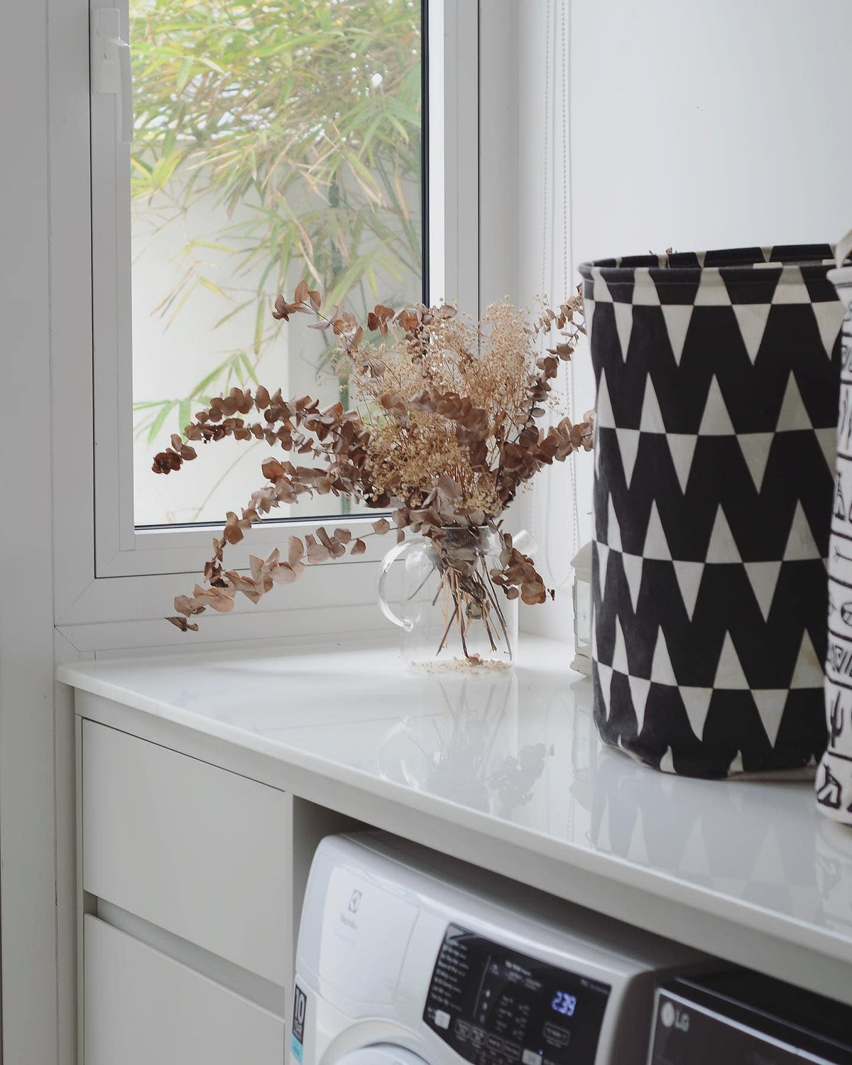 Nơi giặt đồ chill chill có cửa sổ lấy gió, cho phòng khô ráo.