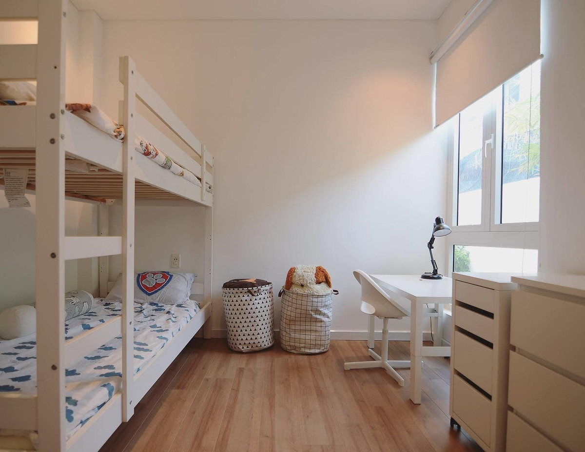 Phòng ngủ trẻ nhỏ lắp giường tầng đơn giản.