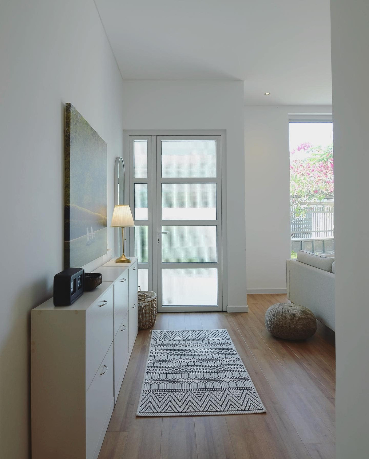 Nội thất decor đơn giản, không chi tiết rườm ra nhưng vẫn sắc nét, tinh tế. Lối vào này có tủ giày, giỏ giầy riêng cho các bé lấy dễ dàng. Chiếc đôn mềm ngồi mang giày là món mà ông xã chị Híu Huỳnh khá thích.