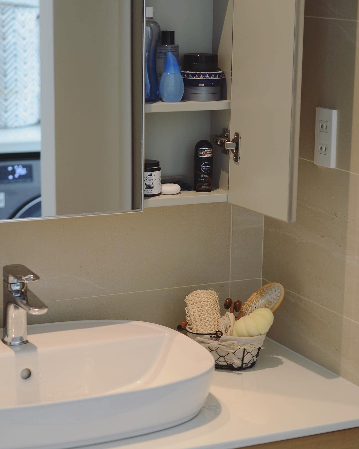 Phòng vệ sinh cũng được điểm màu xanh cây cỏ.