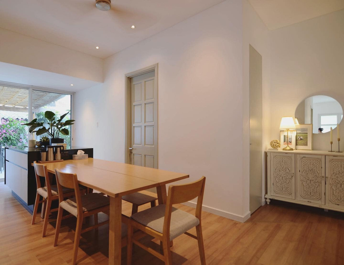 Bộ bàn ăn thiết kế linh hoạt, sử dụng được cho gia đình 5 người. Các chi tiết nhỏ như đèn, chân cắm nến bằng đồng mang phong cách bắc Âu.