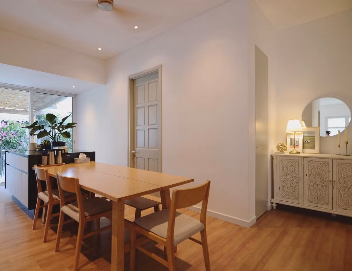 Bộ bàn ăn thiết kế linh hoạt, sử dụng được cho gia đình 5 người. Các chi tiết nhỏ như đèn, chân cắm nến bằng đồng mang phong cách bắc Âu.