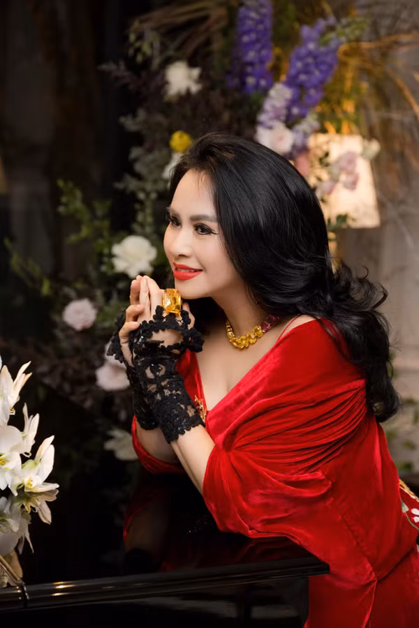 Diva Thanh Lam bên chồng bác sĩ: Nhan sắc U60 rực rỡ - Hình 6 Diva Thanh Lam ben chong bac si: Nhan sac U60 ruc ro-Hinh-6