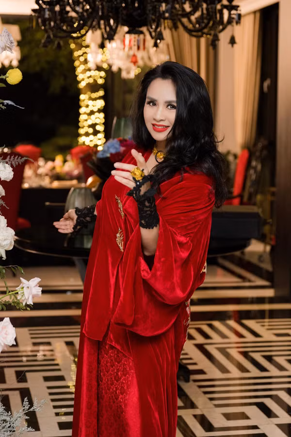 Diva Thanh Lam bên chồng bác sĩ: Nhan sắc U60 rực rỡ - Hình 10 Diva Thanh Lam ben chong bac si: Nhan sac U60 ruc ro-Hinh-10