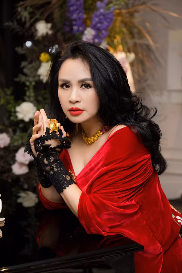Diva Thanh Lam bên chồng bác sĩ: Nhan sắc U60 rực rỡ - Hình 5 Diva Thanh Lam ben chong bac si: Nhan sac U60 ruc ro-Hinh-5