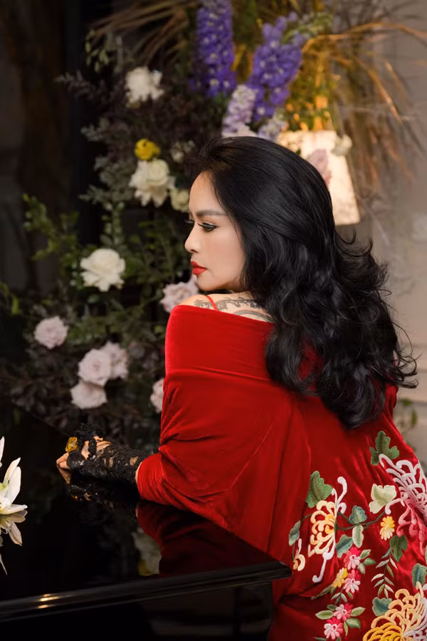 Diva Thanh Lam bên chồng bác sĩ: Nhan sắc U60 rực rỡ - Hình 2 Diva Thanh Lam ben chong bac si: Nhan sac U60 ruc ro-Hinh-2