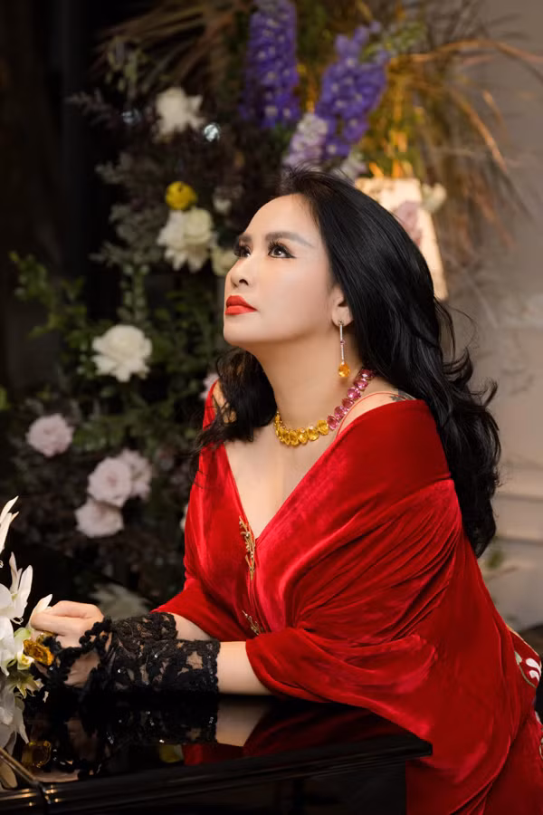 Diva Thanh Lam bên chồng bác sĩ: Nhan sắc U60 rực rỡ - Hình 4 Diva Thanh Lam ben chong bac si: Nhan sac U60 ruc ro-Hinh-4
