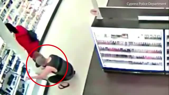 Con gái bị quay lén, bố đá bay điện thoại của tên biến thái Con gai bi quay len, bo da bay dien thoai cua ten bien thai