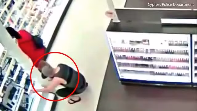 Con gái bị quay lén, bố đá bay điện thoại của tên biến thái Con gai bi quay len, bo da bay dien thoai cua ten bien thai