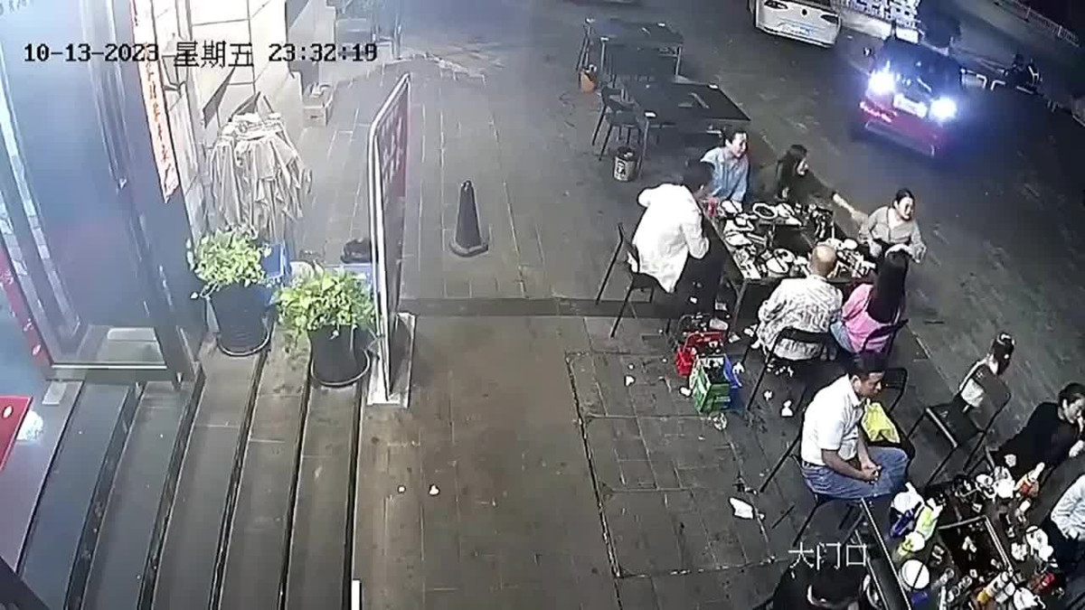 Video: Lùi xe, nữ tài xế tông trúng nhóm người đang ngồi ăn Video: Lui xe, nu tai xe tong trung nhom nguoi dang ngoi an