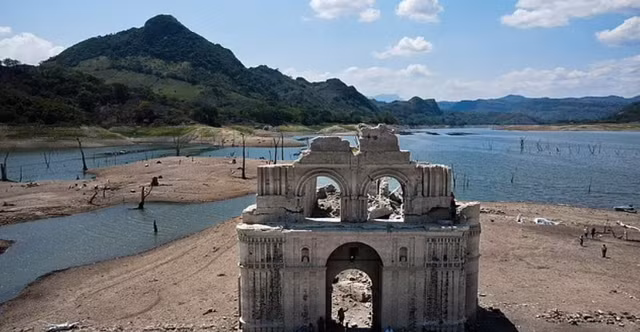 Hạn hán khiến hồ nước ngọt cạn, lộ công trình gần 500 năm tuổi - Hình 2 Han han khien ho nuoc ngot can, lo cong trinh gan 500 nam tuoi-Hinh-2