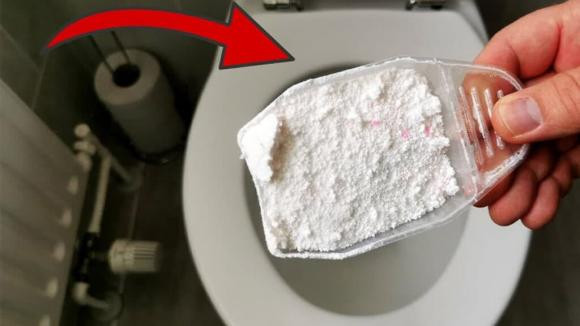 Cho it bot giat vao bon cau, tac dung khong ngo sau 30 phut