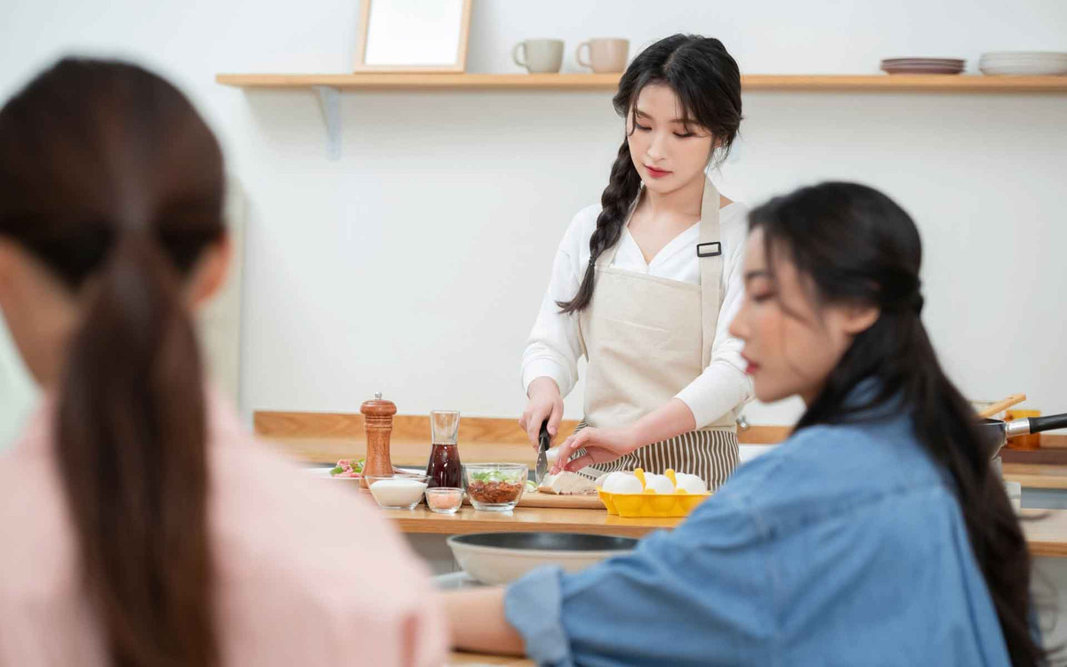 Di an cuoi, toi ngo ngang khi thay chi dau lay thuc an thua