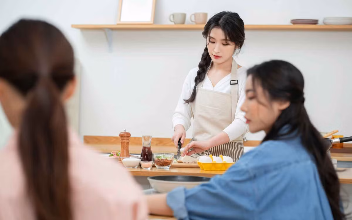 Di an cuoi, toi ngo ngang khi thay chi dau lay thuc an thua