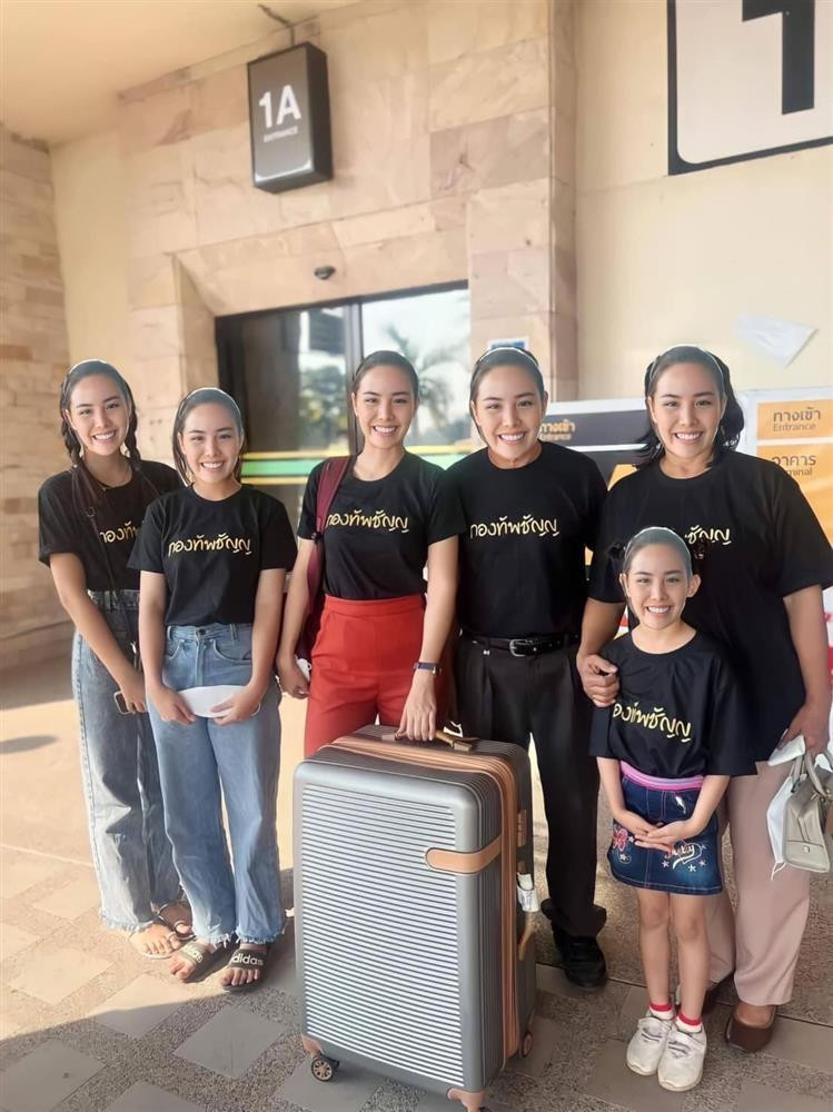 ột thí sinh được người nhà đeo mặt nạ của chính cô khi tiễn lên đường đi thi. Cuộc thi Hoa hậu Hòa bình Thái Lan 2023 nhằm tuyển chọn đại diện của xứ sở chùa vàng tham dự cuộc thi Miss Grand International - Hoa hậu Hòa bình Quốc tế 2023 tổ chức ở Việt Nam vào tháng 10 năm nay. Trong chuyến khảo sát tại Việt Nam, ông Nawat đã đến tham quan địa điểm tổ chức đêm chung kết, dự kiến là Nhà thi đấu Phú Thọ ở TPHCM.