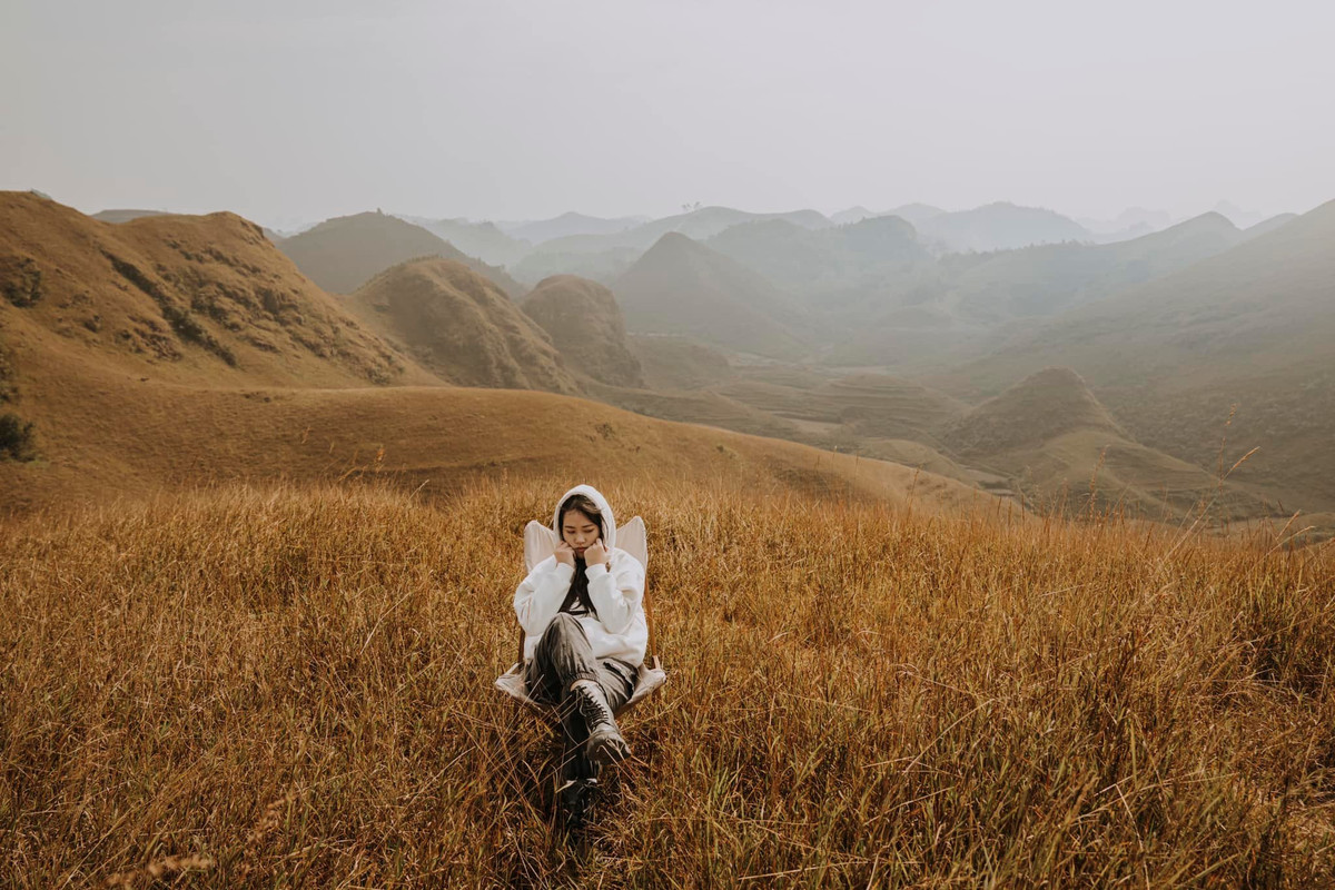 Còn khoảng từ tháng 10 đến tháng 1 năm sau, đồi cỏ Vinh Quý lại bước vào mùa cỏ cháy, tạo khung cảnh tràn ngập sắc vàng cam rất thơ mộng, đứng ở góc nào du khách cũng có thể chụp loạt bức hình xinh lung linh. (Ảnh: Bùi Hoài)