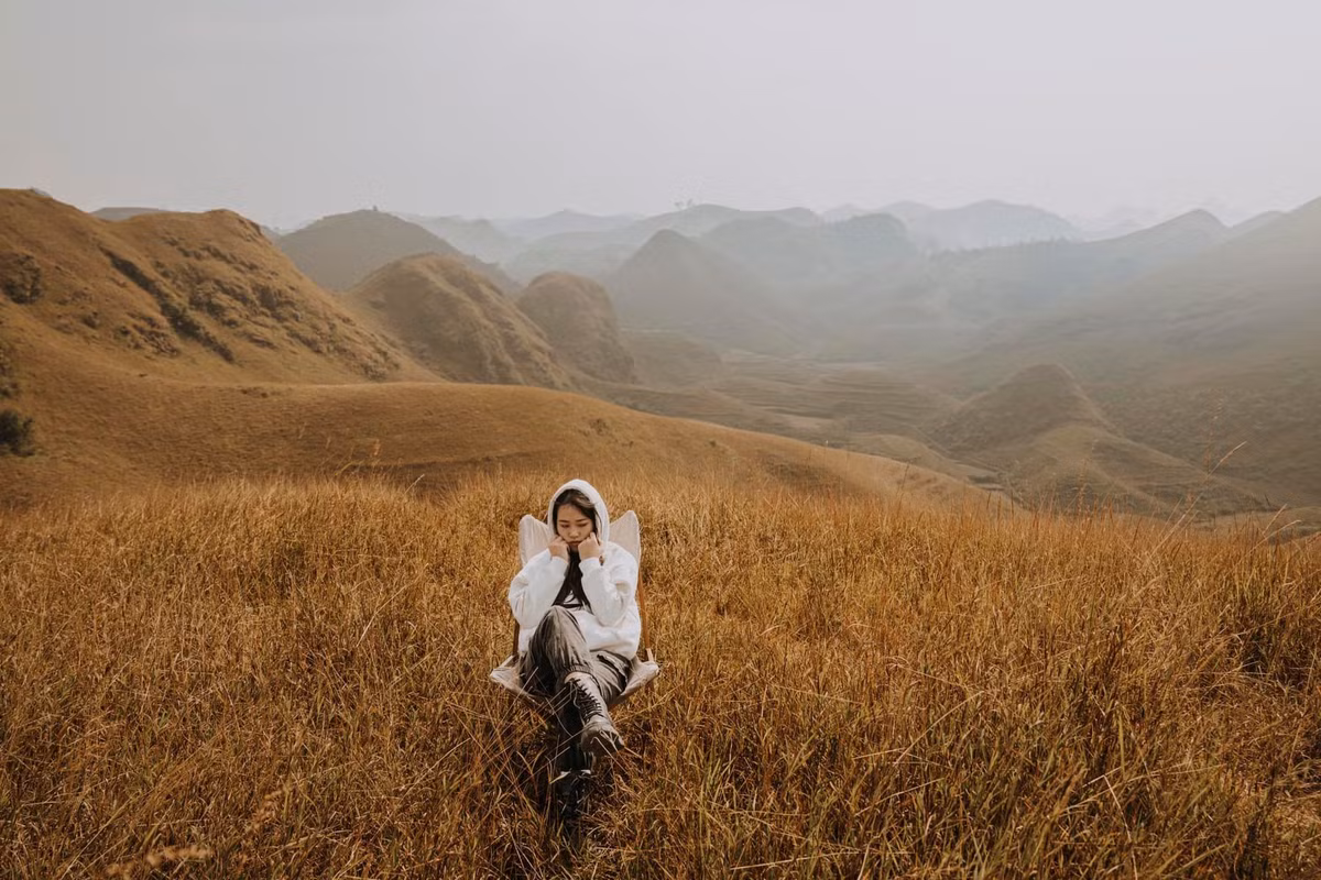 Còn khoảng từ tháng 10 đến tháng 1 năm sau, đồi cỏ Vinh Quý lại bước vào mùa cỏ cháy, tạo khung cảnh tràn ngập sắc vàng cam rất thơ mộng, đứng ở góc nào du khách cũng có thể chụp loạt bức hình xinh lung linh. (Ảnh: Bùi Hoài)