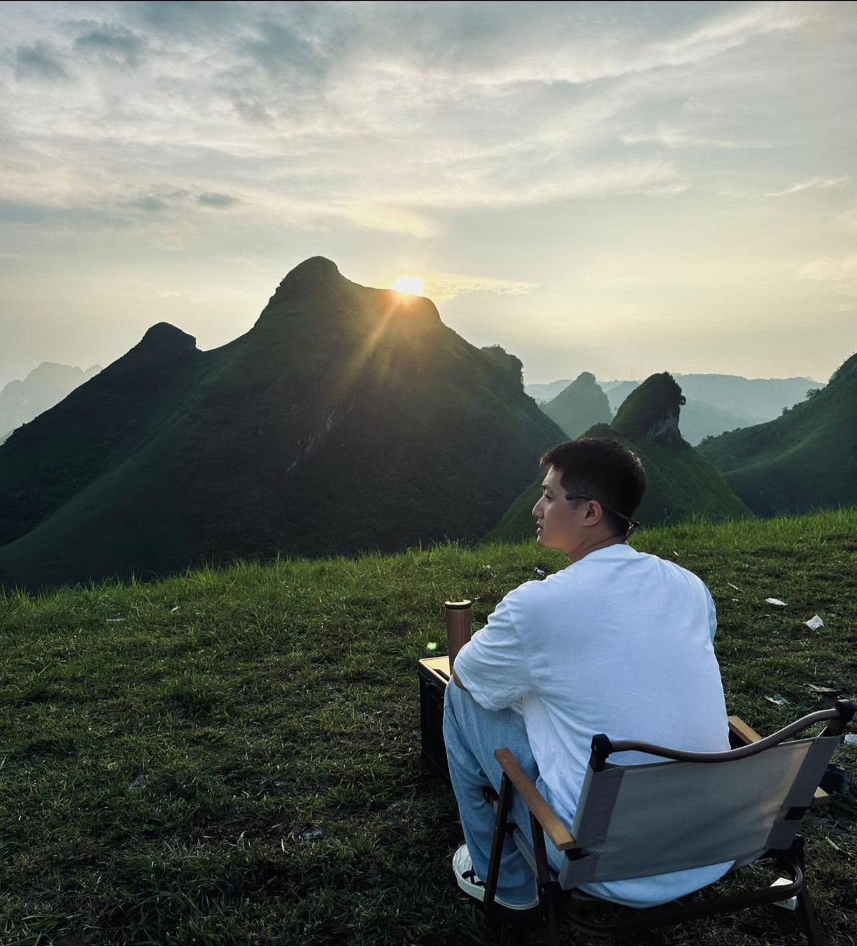 Ngoài được hít hà bầu không khí trong lành, thoáng đãng hay thỏa sức chụp hình “sống ảo”, du khách ghé thăm đồi cỏ này còn có thể kết hợp trải nghiệm các hoạt động như dựng lều, cắm trại, tổ chức tiệc nướng ngoài trời,… cùng gia đình, bạn bè và người thân. (Ảnh: Bảo Thuận)