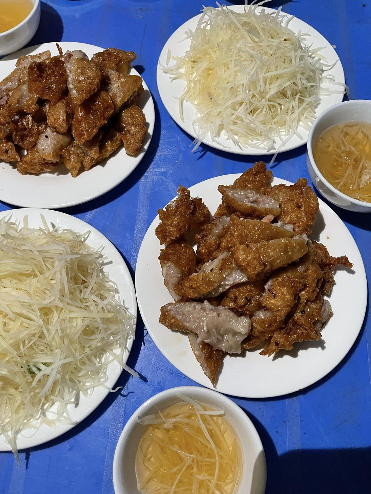  Tới đây, ngoài check-in đồi cỏ, du khách có thể kết hợp khám phá đồi thông Vinh Quý (hay còn gọi là đồi thông Khau Lừa) ngay cạnh đó hoặc đi xa hơn chút tới thác Bản Giốc, suối Lê Nin, động Ngườm Ngao, hồ núi Thang Hen, núi Phia Oắc... Đặc biệt, đừng quên thưởng thức ẩm thực Cao Bằng với những món ngon, đặc sản nổi tiếng như phở chua, bánh cuốn, trám đen, lợn Hạ Lang, cốm Nà Pò, vịt cỏ Trùng Khánh,...