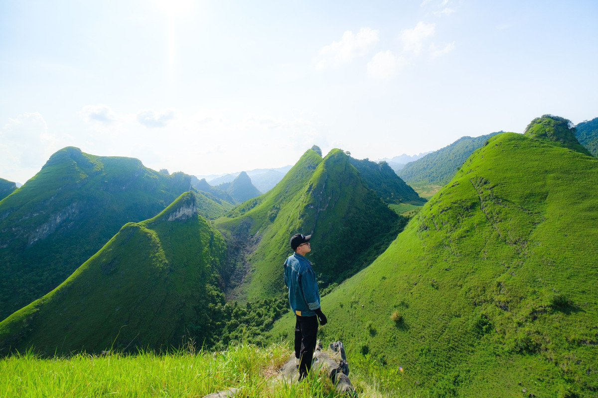 Để tới đồi cỏ Vinh Quý, du khách di chuyển từ thành phố Cao Bằng đến thị trấn Thanh Nhật, sau đó tiếp tục đi theo hướng Đông Bắc đến xã Vinh Quý. Đường đi trải bê tông nên khá thuận tiện, cách đồi cỏ khoảng 6-7km, du khách có thể di chuyển bằng xe máy hoặc ô tô. Đến ngã ba xóm Khum Đin, cách UBND xã Vinh Quý chừng 3km, du khách rẽ phải vào đường bê tông nhỏ và đi tiếp khoảng hơn 3km là đến khu vực đồi cỏ này. Nhiều tín đồ ưa xê dịch từng đến đồi cỏ Vinh Quý cho biết, vì địa hình nơi đây đặc trưng là đồi núi cao và quanh co nên nếu tự di chuyển bằng phương tiện cá nhân, du khách cần có tay lái cứng hoặc nên tìm người dân, HDV địa phương dẫn đường. (Ảnh: Đàm Anh) 