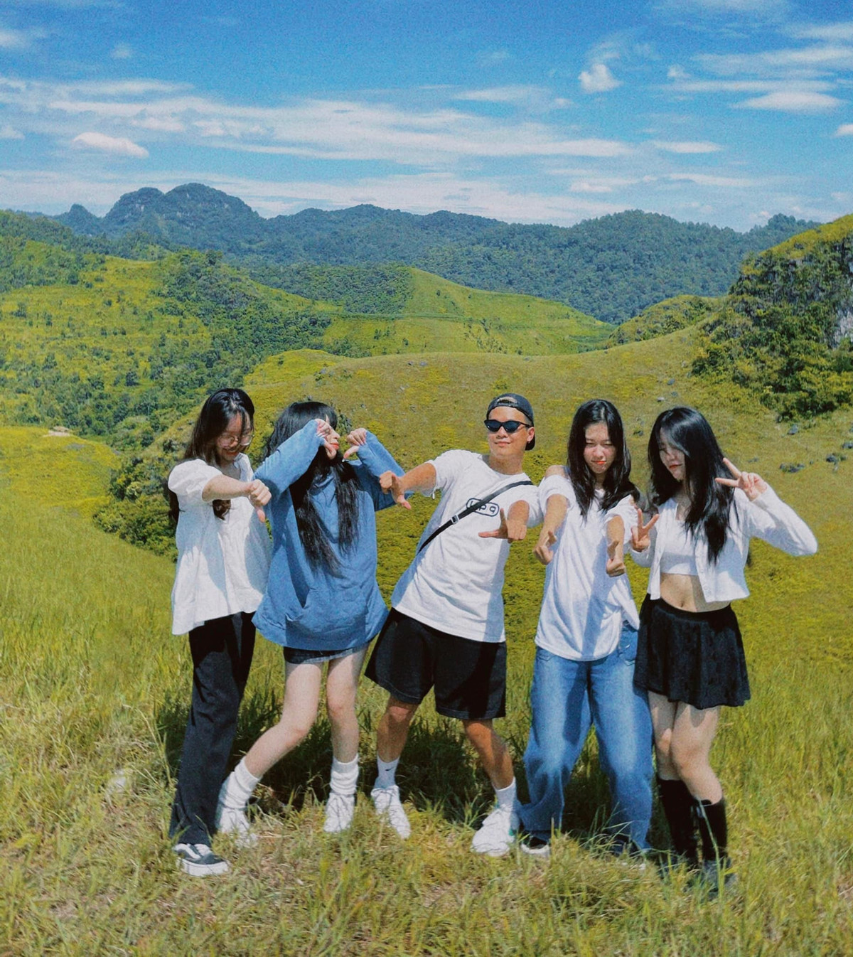 Những ngày cuối tháng 8, đầu tháng 9, nhiều du khách không ngần ngại di chuyển vài trăm cây số từ Hà Nội, Hải Phòng, Quảng Ninh,… để tới đồi cỏ Vinh Quý, check-in khung cảnh tràn ngập sắc xanh màu cỏ non và tận hưởng những phút giây thư giãn, “đổi gió”. (Ảnh: Thượng Đinh)