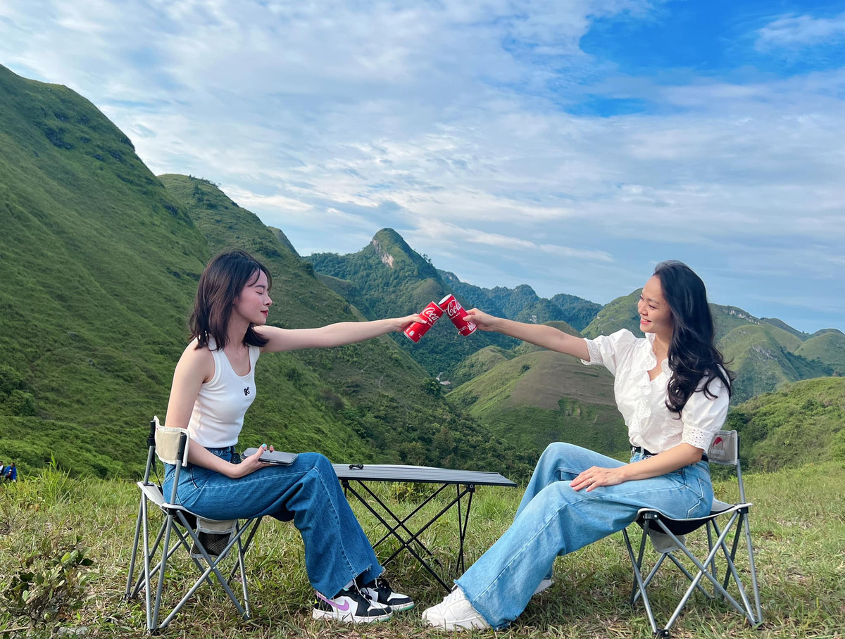 Từ trên đỉnh đồi cỏ Vinh Quý, du khách có thể phóng tầm mắt ra xa, ngắm nhìn toàn cảnh những đồng ruộng và bản làng dân tộc phía dưới. Thời điểm thích hợp nhất để chụp hình ở đây là vào sáng sớm, lúc bình minh hoặc buổi chiều, tầm 14h – 17h, khi ánh mặt trời dịu nhẹ, hoàng hôn dần buông. Những ngày thời tiết ủng hộ, du khách ghé nơi đây còn có cơ hội săn mây, ngắm "biển mây" bồng bềnh rất đẹp mắt. (Ảnh: Huyền Kim Thanh)