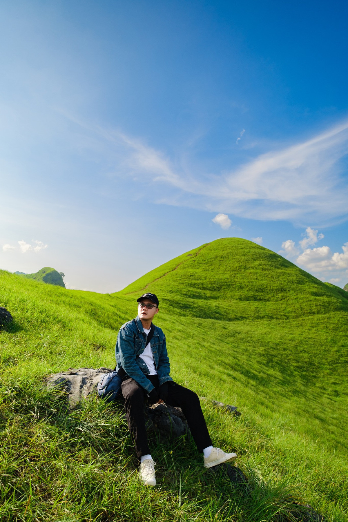 Những thảm cỏ xanh mơn mởn như trải dài bất tận, bao phủ toàn bộ quả đồi với những khúc uốn lượn quanh co khiến nhiều du khách liên tưởng tới hình ảnh “Thụy Sĩ thu nhỏ” và ví von phong cảnh nơi đây đẹp chẳng kém trời Tây.