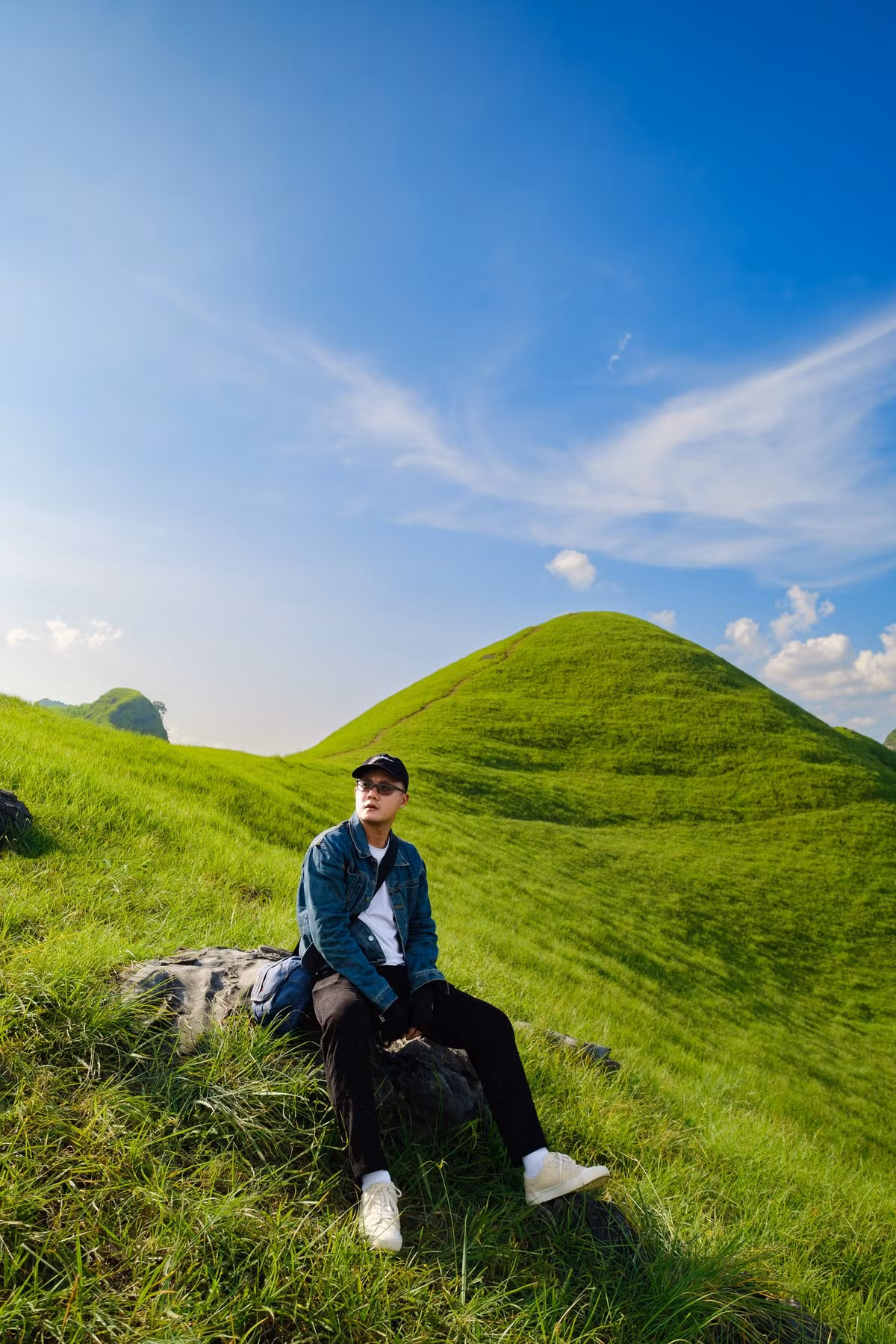 Những thảm cỏ xanh mơn mởn như trải dài bất tận, bao phủ toàn bộ quả đồi với những khúc uốn lượn quanh co khiến nhiều du khách liên tưởng tới hình ảnh “Thụy Sĩ thu nhỏ” và ví von phong cảnh nơi đây đẹp chẳng kém trời Tây.