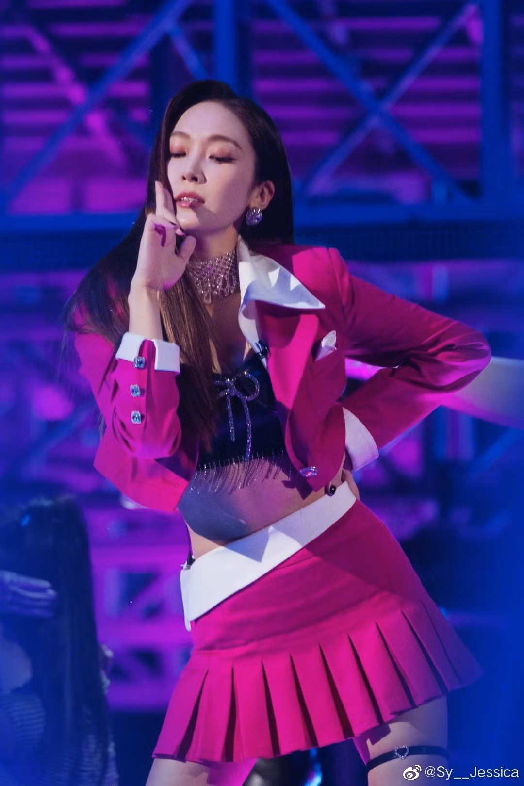 Bat loi cua Chi Pu khi thi dau o show dinh dam Trung Quoc-Hinh-4