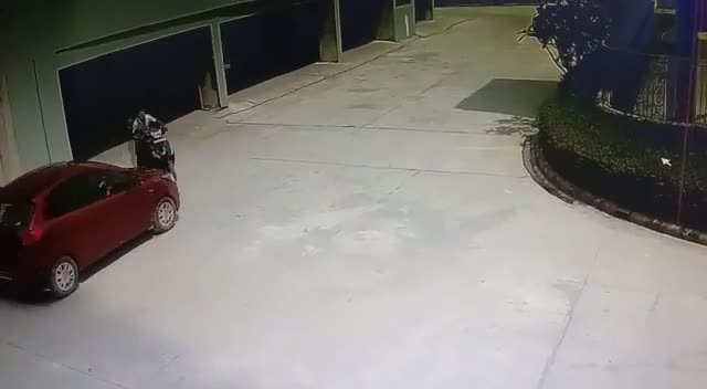 Video: Nguoi dan ong thoat chet khi bi o to tong vang xuong dat