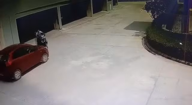 Video: Người đàn ông thoát chết khi bị ô tô tông văng xuống đất Video: Nguoi dan ong thoat chet khi bi o to tong vang xuong dat