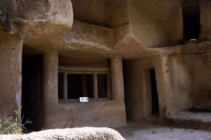 Hoa giai loi don hon ma trong hang dong gan Van Ly Truong Thanh-Hinh-4