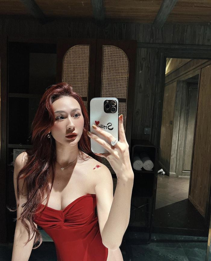 Bivi Vu sở hữu nhan sắc bốc lửa và rất xinh đẹp.