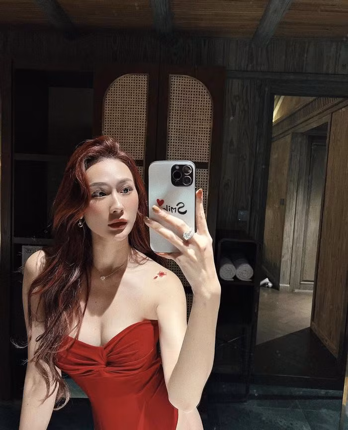 Bivi Vu sở hữu nhan sắc bốc lửa và rất xinh đẹp.