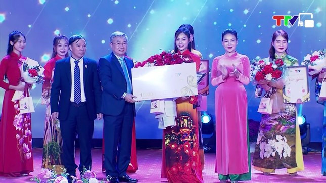 Nu Dang vien Hoc vien Tai chinh gianh giai nhat thi anh dep tren TTV-Hinh-11