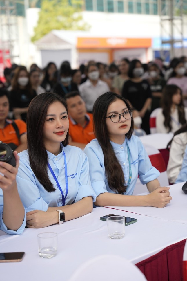 Nu Dang vien Hoc vien Tai chinh gianh giai nhat thi anh dep tren TTV-Hinh-20