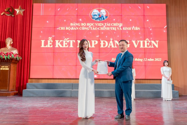 Nu Dang vien Hoc vien Tai chinh gianh giai nhat thi anh dep tren TTV-Hinh-3