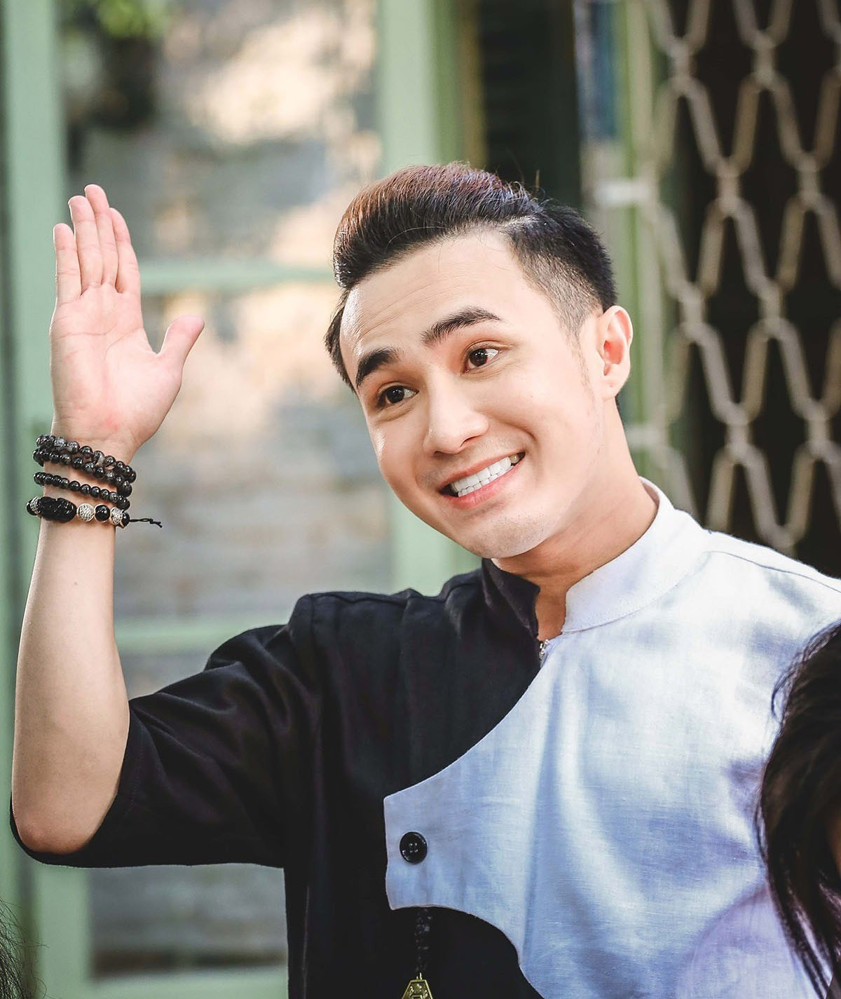 Cùng chung cảnh ngộ, cũng vì thường xuyên bỏ tiết chạy show, Huỳnh Lập bị đuổi học khi đã theo học đến năm thứ 3. “Trước đó, tôi đã học ngành đạo diễn được 3 năm rồi. Lúc thi Cười xuyên Việt, tôi nghỉ nhiều quá. Đến một ngày, tôi nhận được đơn buộc thôi học vì không hoàn thành số lượng buổi học. Thế là tôi ngừng học đến giờ” – Huỳnh Lập chia sẻ lý do trong talk show.