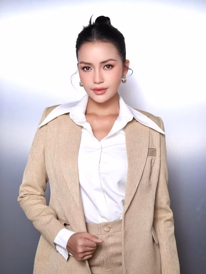 Sau khi đăng quang, cô mới nhận tin mình bị nhà trường buộc thôi học. Cô làm đơn xin ban giám hiệu xem xét hỗ trợ, hoàn thành đồ án tốt nghiệp nhưng không thể. Nhà trường từ chối và làm theo quy định của Bộ Giáo dục và Đào tạo. Biết mẹ buồn, Ngọc Châu hứa với mẹ học ngành khác liên quan đến công việc hiện tại và định hướng trong tương lai.