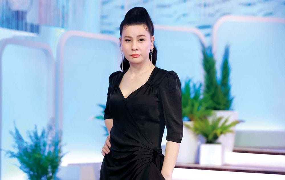 “Khi lên TPHCM học, tôi phải tự bươn chải, cũng vừa học vừa theo bạn bè trong trường đi làm, ai kêu gì làm nấy, cốt sao có tiền trang trải cuộc sống nên phải bỏ nhiều giờ học, bị nhà trường cho nghỉ. Nhưng tôi không muốn về quê hay tìm công việc gì khác, cứ đau đáu một ước mơ được theo nghề diễn mà tôi có cảm giác như yêu nó hơn chính bản thân mình”, diễn viên kể. Mất 7 năm sau, khi vai diễn Út Đẹt trong vở Yêu thầy (sân khấu 5B) của cô ra mắt, cái tên Cát Phượng mới được nhiều người biết đến.